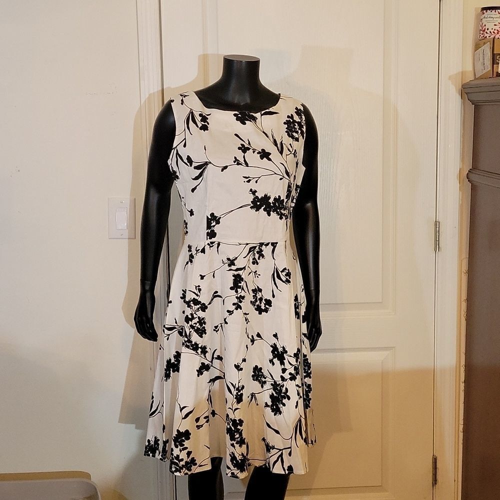 BRAND NEW BLACK/WHITE SLEEVELESS DRESS - Picture 5 of 16